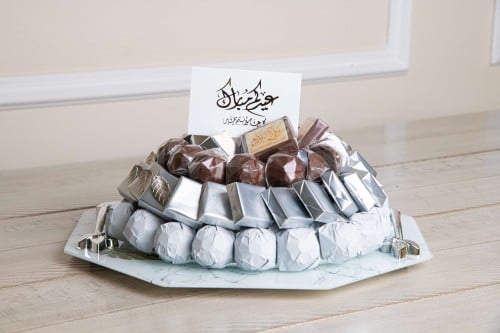 صحن شوكولاتة مغلفة فضي وشفاف معين أبيض صغير