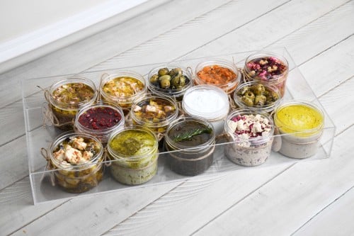 تشكيلة فاخرة من الأجبان و المخللات و المربيات
