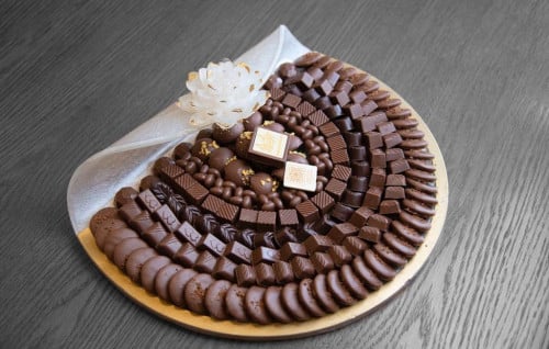 صينية شوكولاته 1650 جرام على طبق  ريزان فاخر