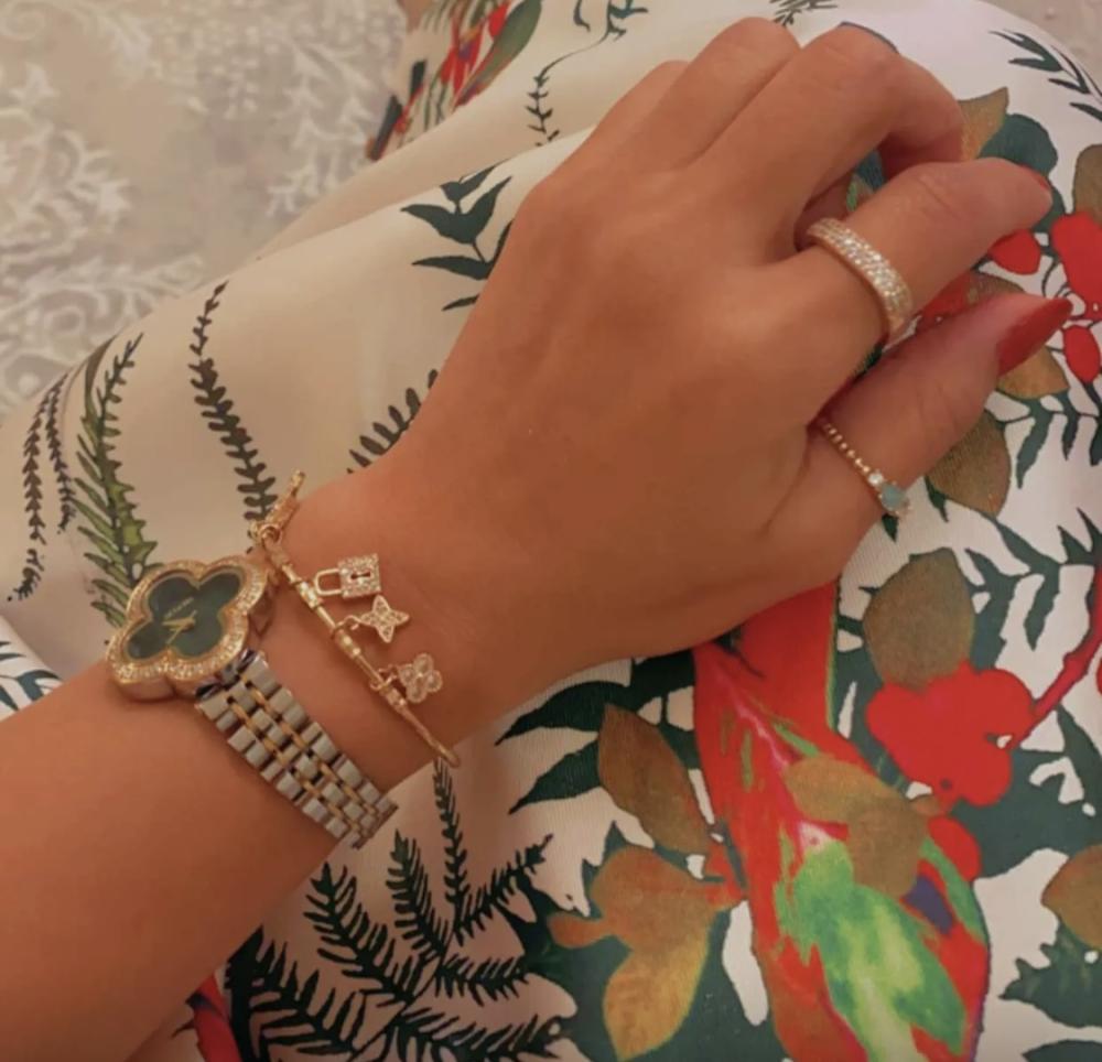 ساعه نسائيه بميناء خضراء