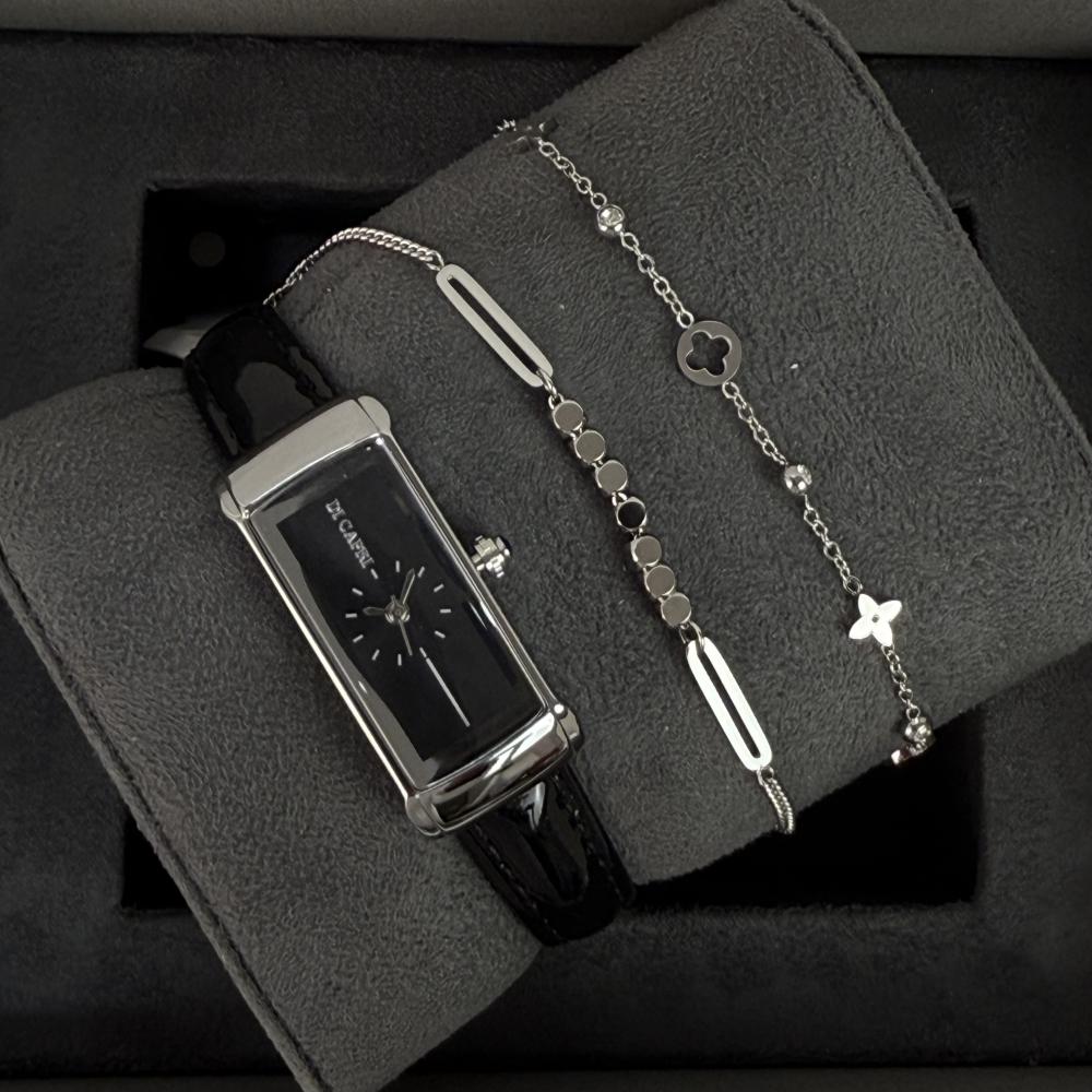 طقم نسائي بميناء اسود DI2101