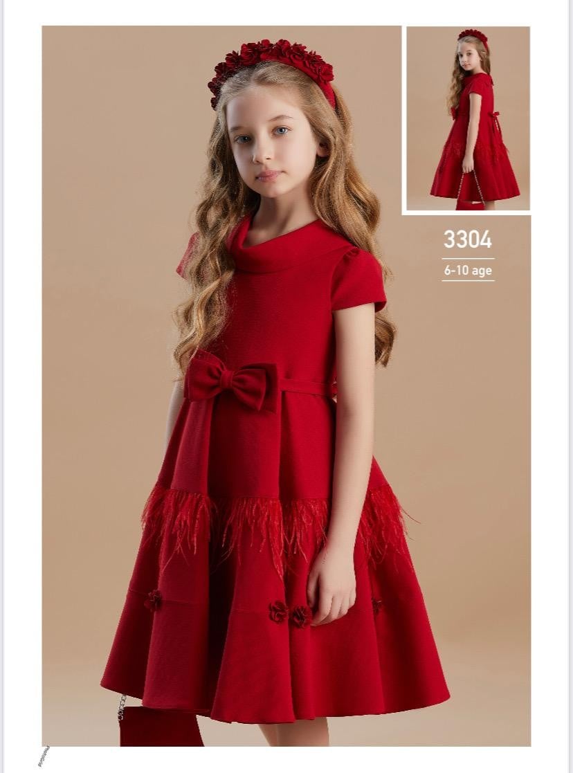 فستان طراز اسباني مع طوق ورد وحقيبة