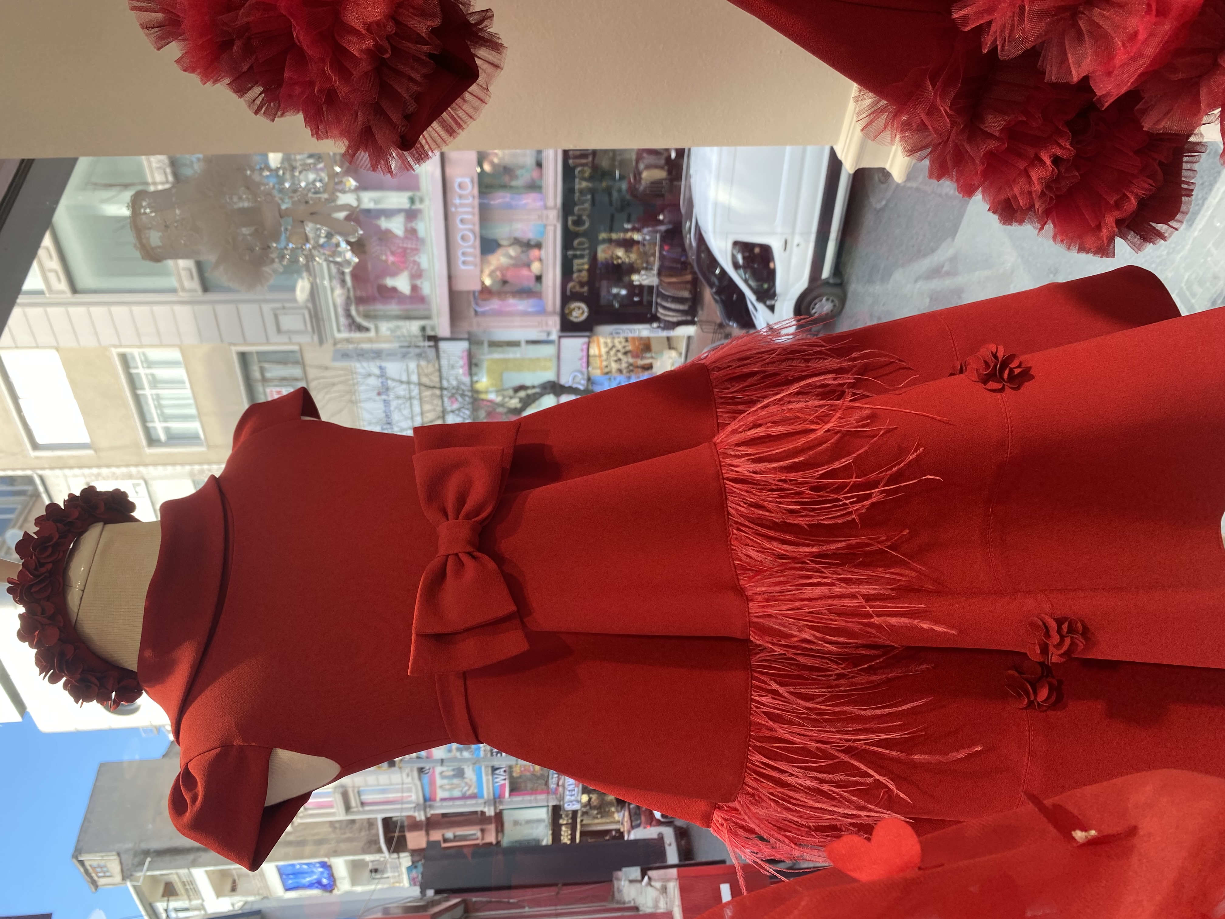 فستان طراز اسباني مع طوق ورد وحقيبة