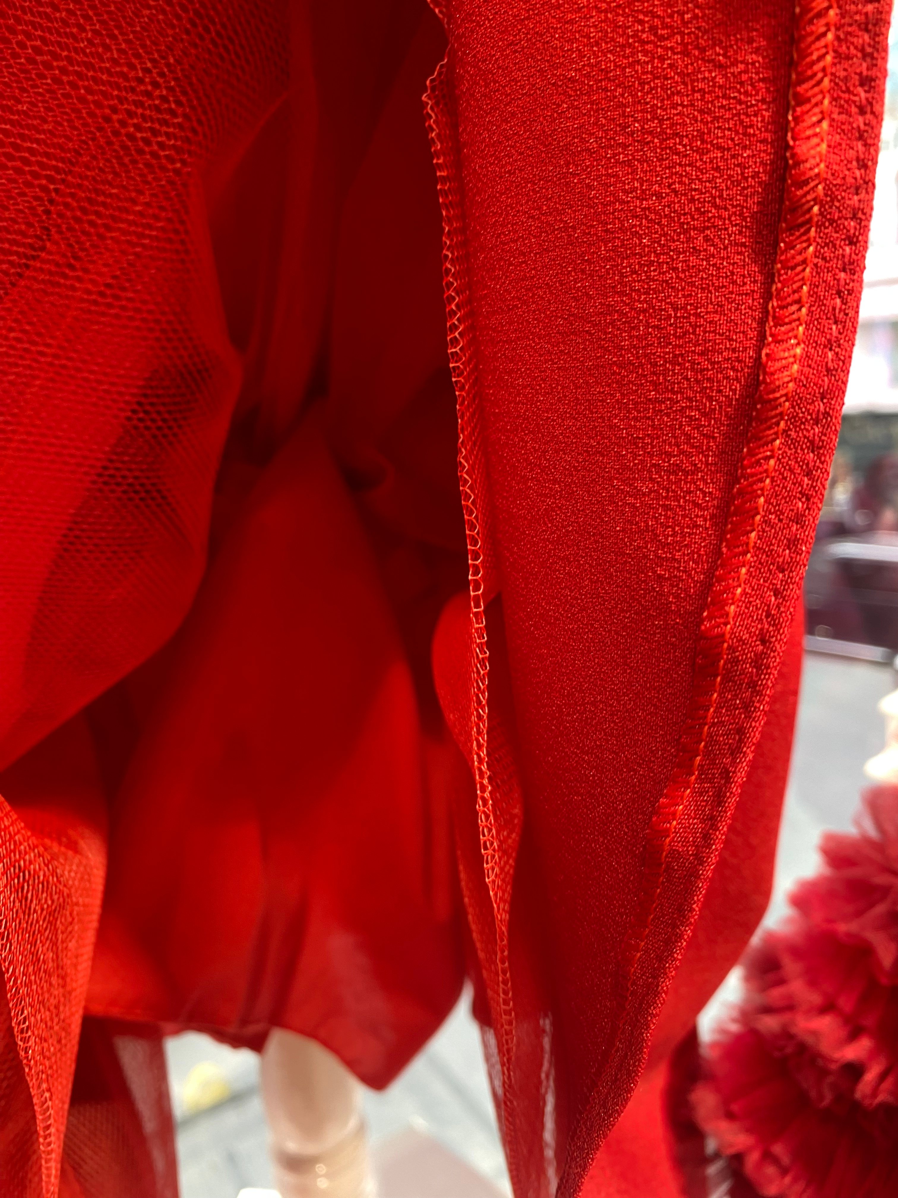 فستان طراز اسباني مع طوق ورد وحقيبة