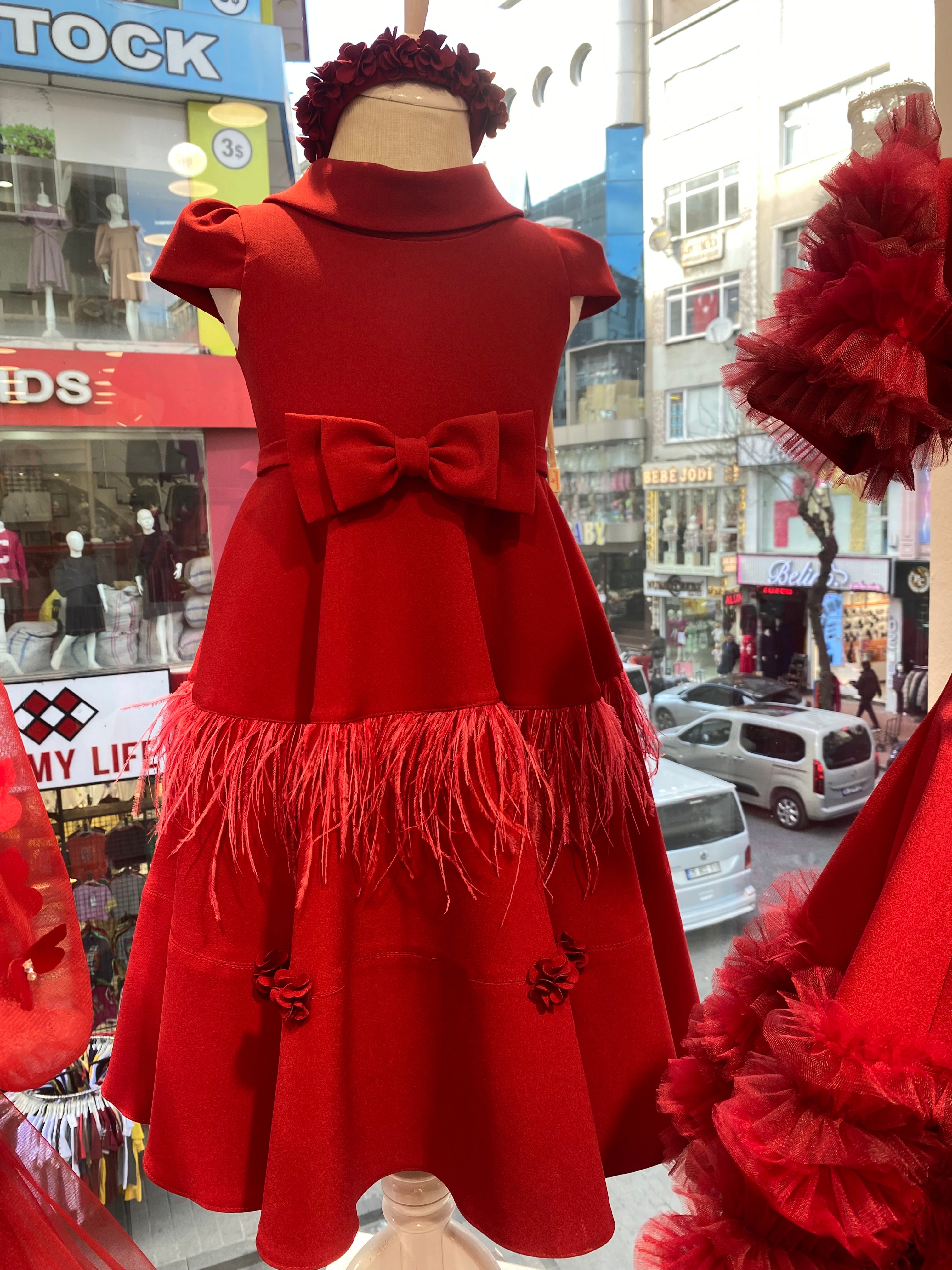 فستان طراز اسباني مع طوق ورد وحقيبة