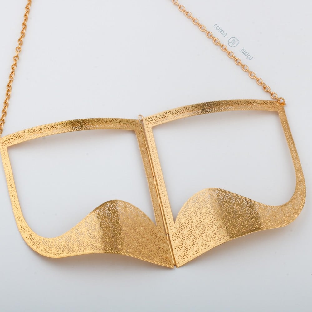 برقع فخم مطلي بالذهب