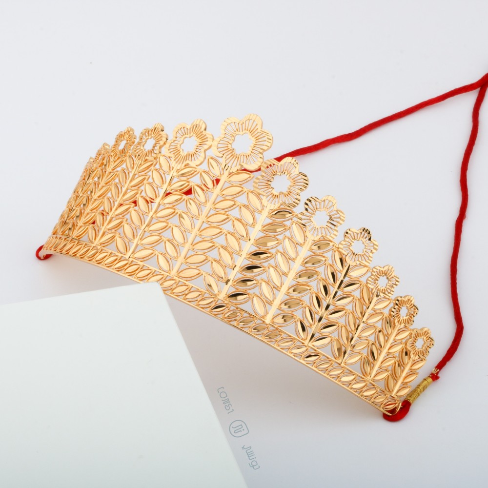 تاج فخم مطلي بالذهب