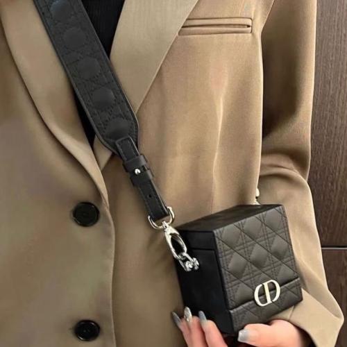 شنطة ديور الصغيرة مع ستراب جلد و علبه و كيس اصلي