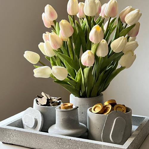 مجموعة مزينه بزهر التوليب السكري والوردي