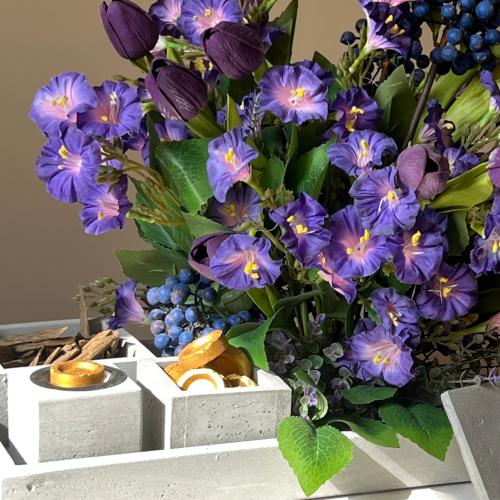 مجموعة مزينه بزهور الاوركيد والسوسن البنفسجي