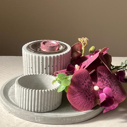 مجموعة صغيره مزيينه بالاوركيد الفوشي