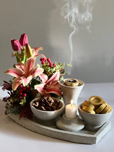 مجموعة مميزه وفريده مزينه بالزهور ذات اللون الاحمر القاني