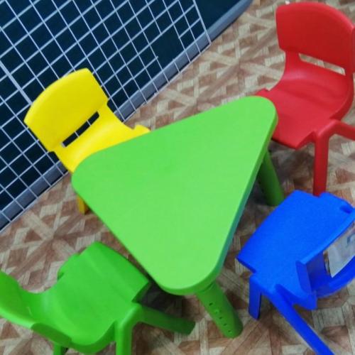 طاولة شكل مثلث