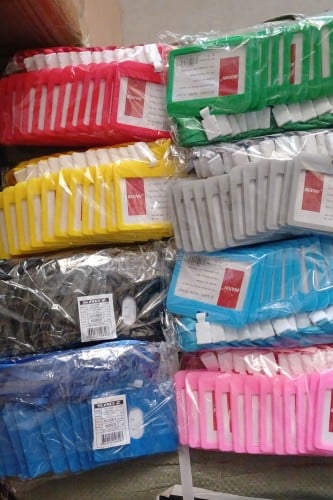 حامل بطاقة عرضي مع الشريطة ملون