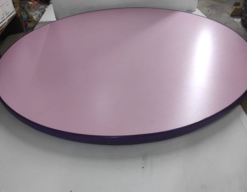 طاولة دائرية خشبية لون وردي و حوافها لون موف