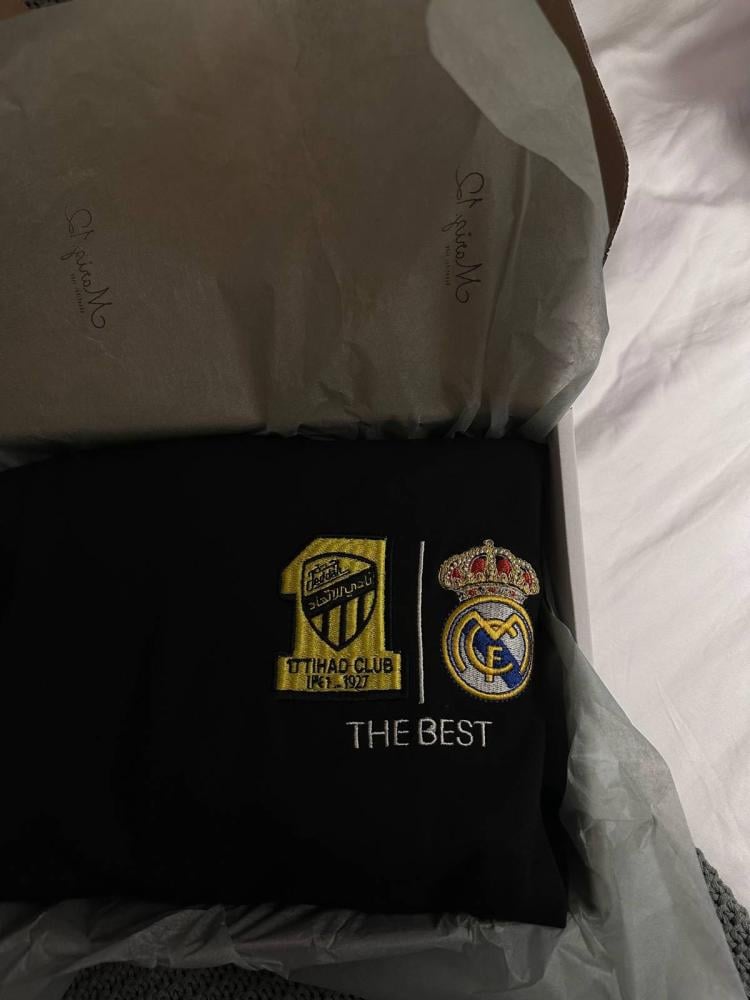 هودي مع شعار الاتحاد و ريال مدريد