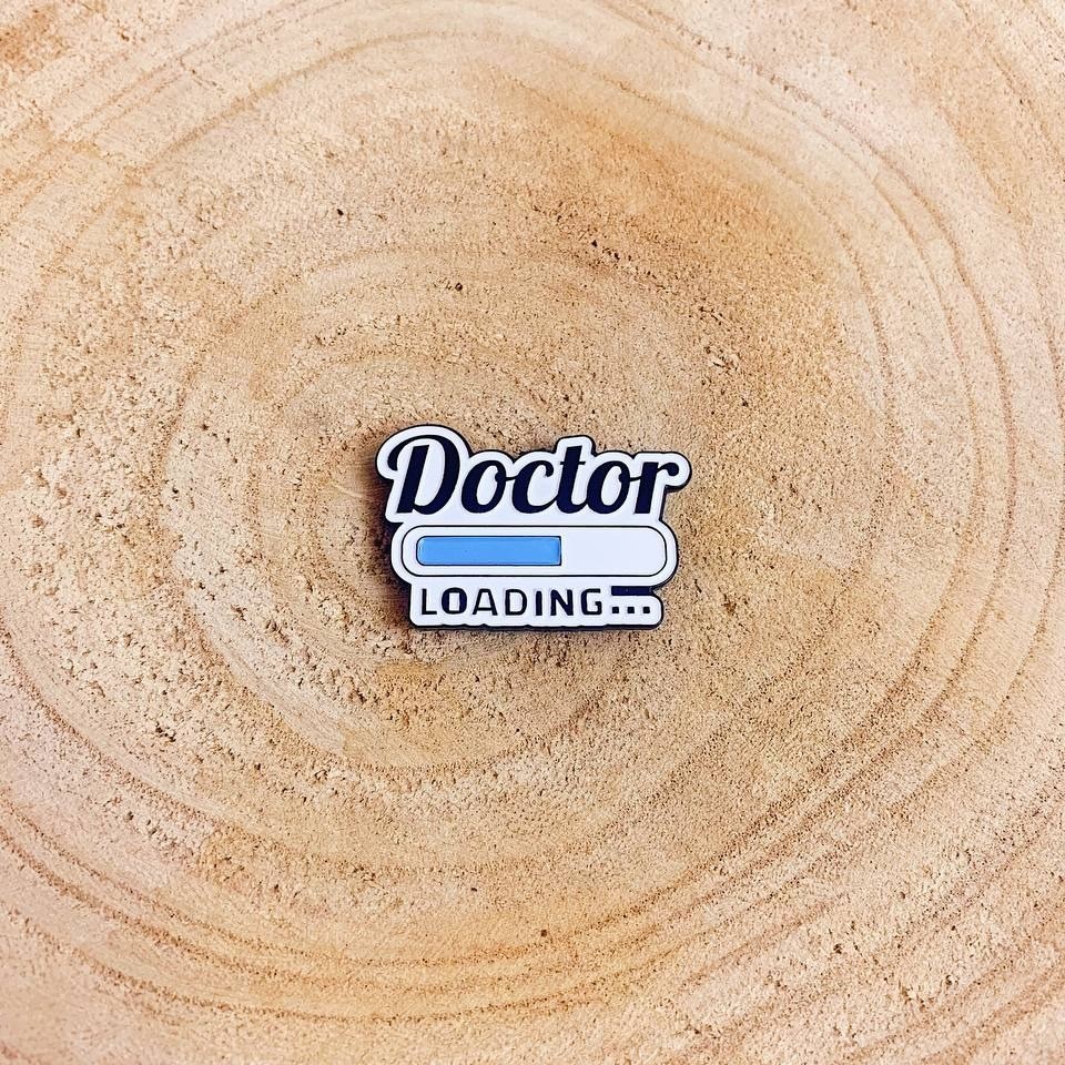 بروش طبيب قيد الإنشاء - Doctor loading pin