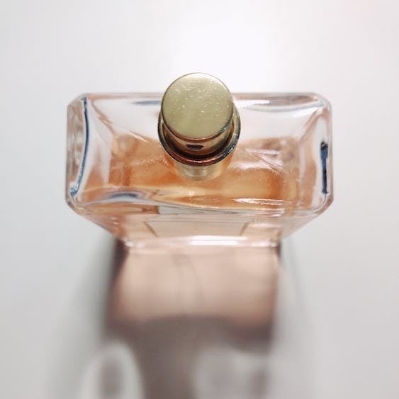 اختيار العطر المناسب عبر الانترنت - نصائح للعطور على الإنترنت