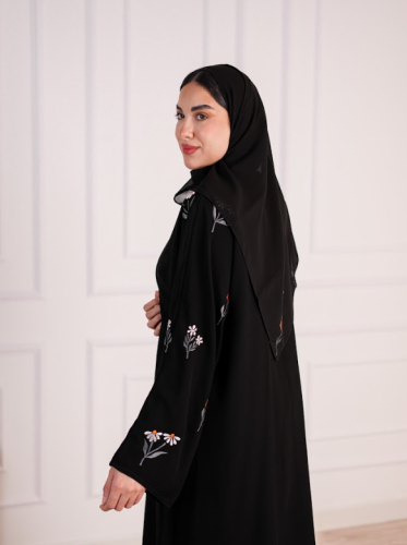 عباية سوداء مزينة بتطريز على الاكمام