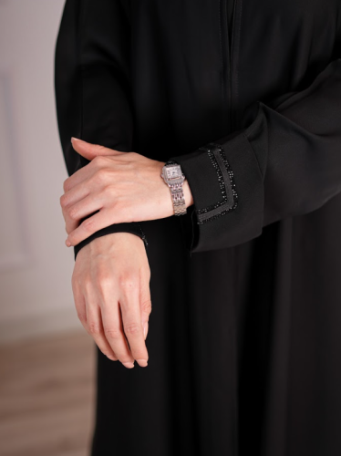 عباية سوداء مزينة بفصوص سوداء