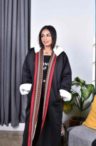 فروة شتوية نسائي مطرزه بالسدو الاحمر