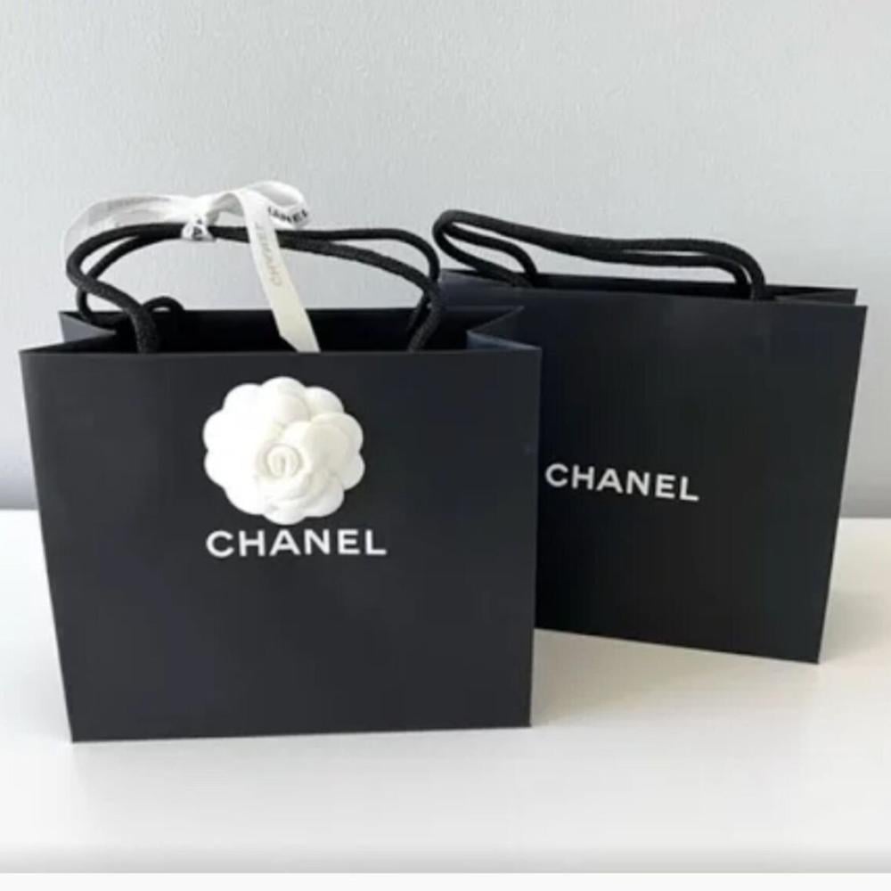 كيس شانيل مع الشريطه و الورده Chanel paper bag