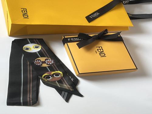 سكارف Fendi شامل الملحقات