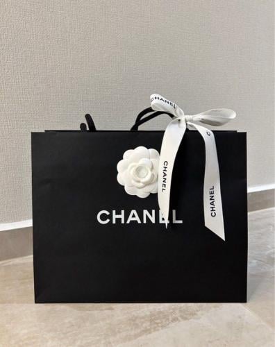كيس شانيل مع الشريطه و الورده Chanel paper bag