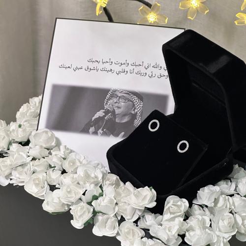 اقراط في علبة بورد صناعي صغير
