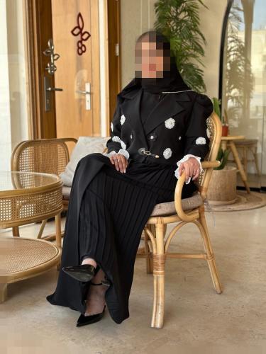 عباية رسمية مزينة بورد اسود وابيض