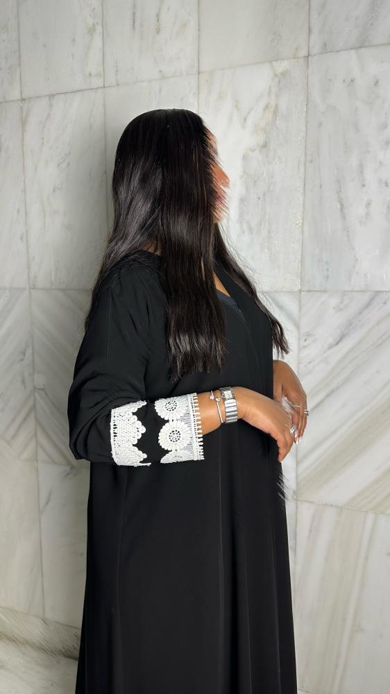 عباية بتطريز أبيض