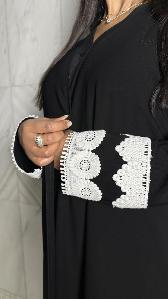 عباية بتطريز أبيض