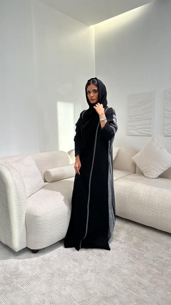 عباية لنن اسود مكرمش من الامام مع لنن مقلم مكرمش من الخلف