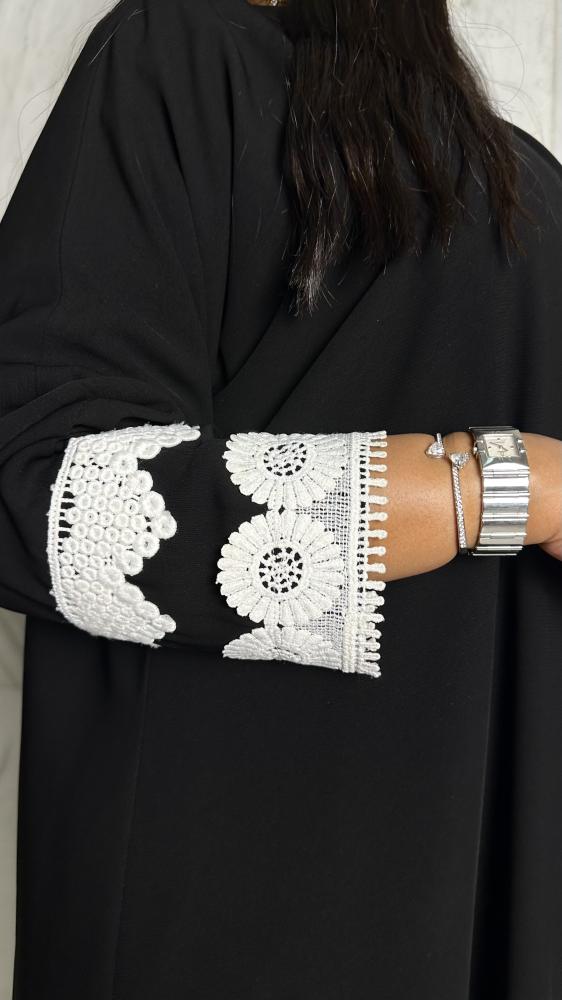 عباية بتطريز أبيض