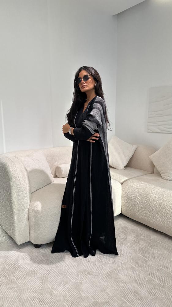 عباية لنن اسود مكرمش من الامام مع لنن مقلم مكرمش من الخلف