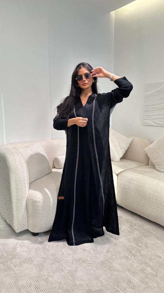 عباية لنن اسود مكرمش من الامام مع لنن مقلم مكرمش من الخلف