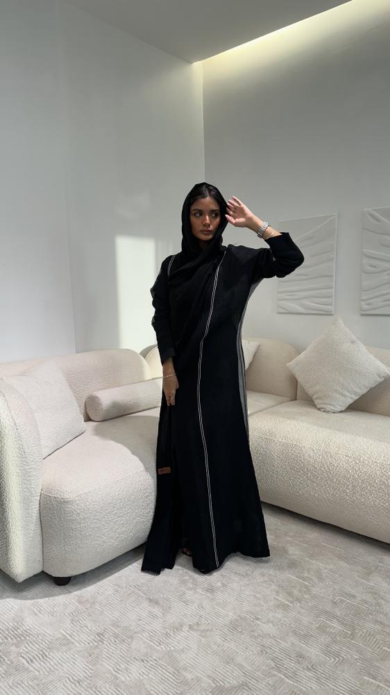 عباية لنن اسود مكرمش من الامام مع لنن مقلم مكرمش من الخلف