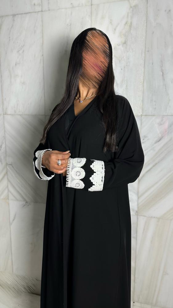 عباية بتطريز أبيض