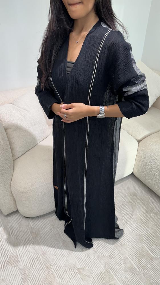 عباية لنن اسود مكرمش من الامام مع لنن مقلم مكرمش من الخلف