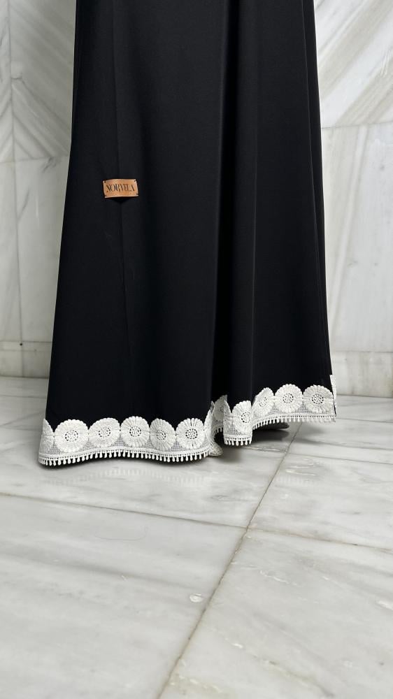 عباية بتطريز أبيض