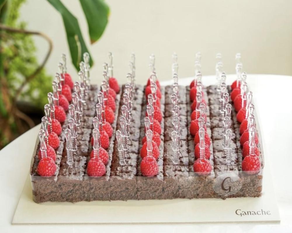 كيكة جاناش شوكلت كرانشي مربعات - Crunchy Chocolate Ganach Cake Squars