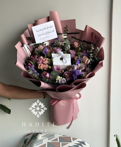 بوكيه ورد مع شوكلاته باتشي بتصميم أنيق