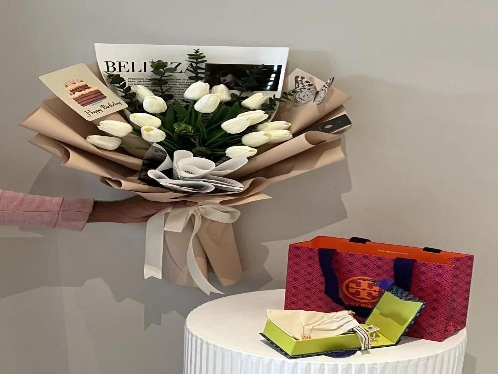 كيف اوصل هديه لشخص في جده؟