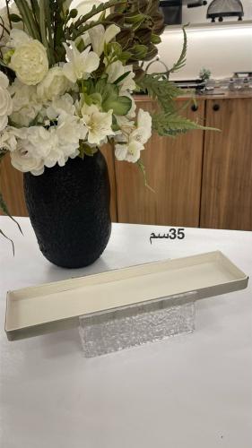 صحن بجلد ابيض كبير