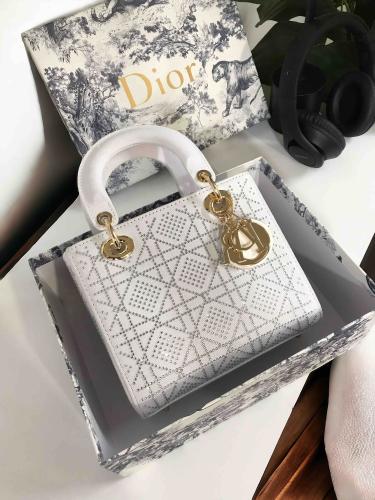 شنطة من Dior | أبيض