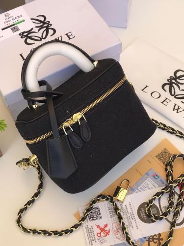 شنطة نسائية من Loewe