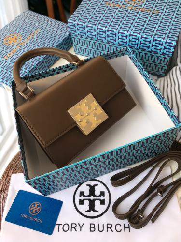 شنطة نسائية من Tory burch