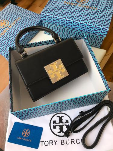 شنطة نسائية من Tory burch