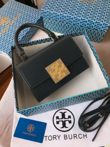 شنطة نسائية من Tory burch