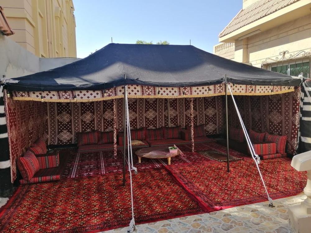 بيت شعر اسود مخطط